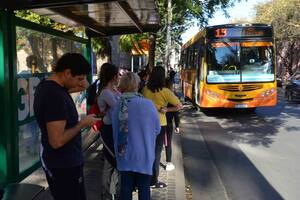 Pasajeros esperando en la parada de colectivo