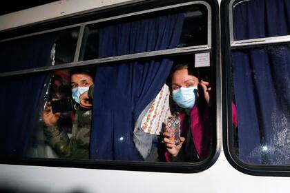 El primer ministro ucraniano, Alexéi Goncharuk, indicó que todos los evacuados fueron someditos a controles médicos y ninguno presenta síntomas de enfermedades respiratorias
