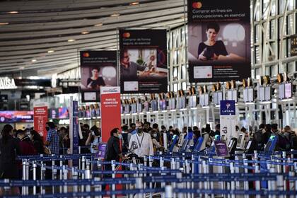 Pasajeros hacen cola en los mostradores del Aeropuerto Internacional Arturo Merino Benítez en Santiago de Chile