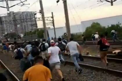 Pasajeros intentan levantar el corte de las vías en la estación de Avellaneda