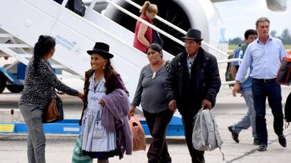 Pasajeros jujeños al llegar a Córdoba, en el vuelo inaugural de la ruta que termina en Ushuaia