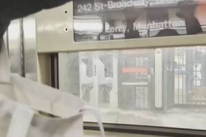 Pasajeros observan el ingreso de un torrente de agua en un estación de subte en Nueva York