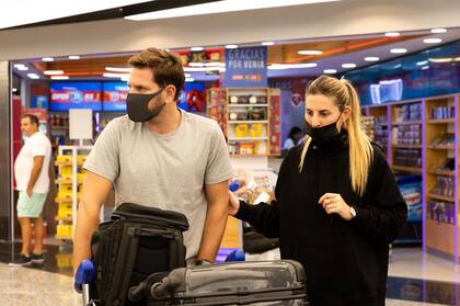 Pasajeros que arriban a Ezeiza con barbijos