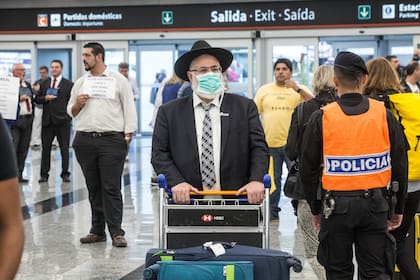 Pasajeros que arriban a Ezeiza, luego de realizarse los controles