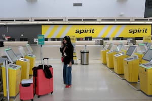 Noticias de Florida hoy: miles de pasajeros afectados en aeropuertos por la quiebra de Spirit Airlines