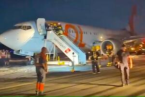 Pasajeros son retirados de un avión de Gol que se estrelló contra un vehículo de mantenimiento durante el despegue en Galeão