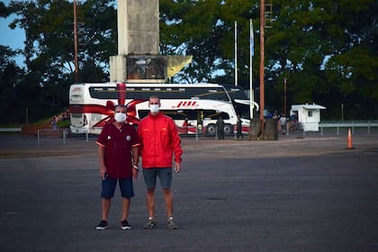 Pasajeros varados en un micro en Uruguayana, antes de poder ingresar a Paso de los Libres