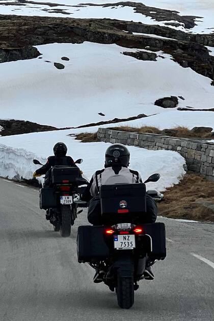 "Pasamos por todos los climas", nos cuenta Caro, a quien vemos en la ruta de Aurlandsfjellet, bordeada de nieve.