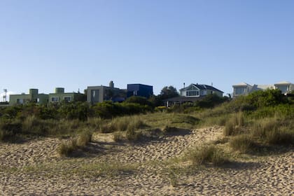 Pasando Bikini Beach, con salida directa a la playa, varios empresarios argentinos instalaron sus casas de veraneo