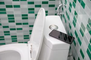 Pasar más tiempo del necesario sentado en el inodoro mirando el smartphone podría tener efectos inesperados sobre la salud intestinal, según una investigación realizada en EE.UU.