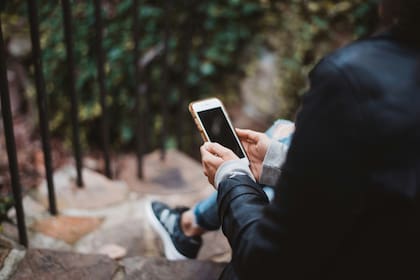 Pasar mucho tiempo frente a la pantalla puede afectar el sueño (Unsplash)