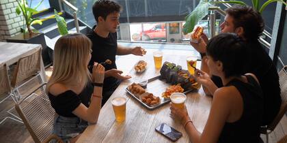 Pasar por Dean & Dennys y compartir unos combos siempre es un gran plan.
*Beber con moderación. Prohibida su venta a menores de 18 años.