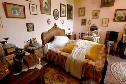 Pasar una noche en una de las habitaciones del castillo de Fougeret tiene un costo de unos 100 euros (115 dólares)
