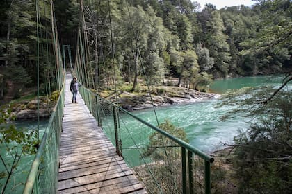 Pasarela sobre el Río Manso inferior, al sur de Bariloche.