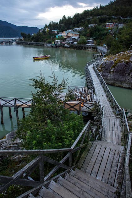 Pasarelas de ciprés, características de Caleta Tortel. Gustavo Castaing
