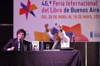 Pasaron por la Feria del Libro políticos de todos los colores: Javier Milei estuvo en dos oportunidades, ayer, con Viviana Canosa presentó su libro "El camino del libertario"