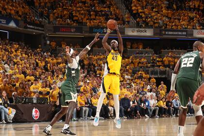 Pascal Siakam, de Indiana Pacers, prueba al aro frente a Milwaukee Bucks