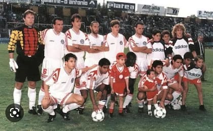 Pascual Lezcano, como alcanza pelotas de Argentinos Juniors: es el niño que está al lado de Sebastián Pena, parado, y cerca de su amigo Fabricio Coloccini