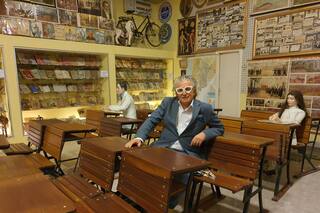 Para agradecer por la milagrosa llegada de su hijo levantó un museo con su colección de 15.000 piezas