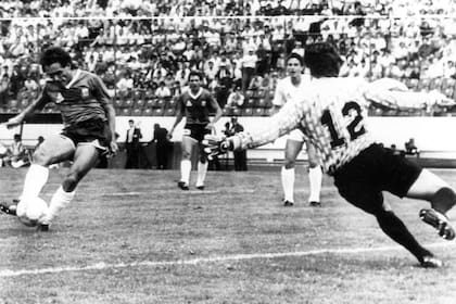 Pasculli supera el esfuerzo de Alvez. Triunfo argentino en Puebla sobre Uruguay: 1-0 en los octavos de México 1986