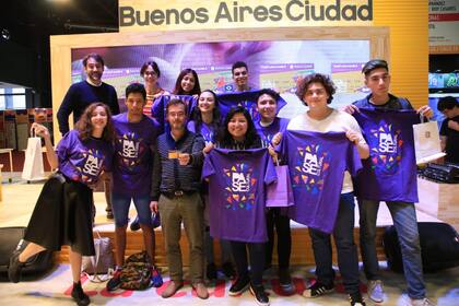 En la Feria del Libro, el ministro de Cultura porteño Enrique Avogadro premió a los jóvenes qué más usaron la tarjeta de consumos culturales en los últimos meses