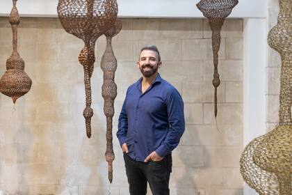 "Pasé de hacer anillos y prendedores a candelabros, luego a esculturas de 2 metros, después a obras públicas de 15 o 20 metros"