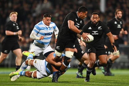 Pase de Shannon Frizell a George Bower para los All Blacks, con tackle Puma de por medio