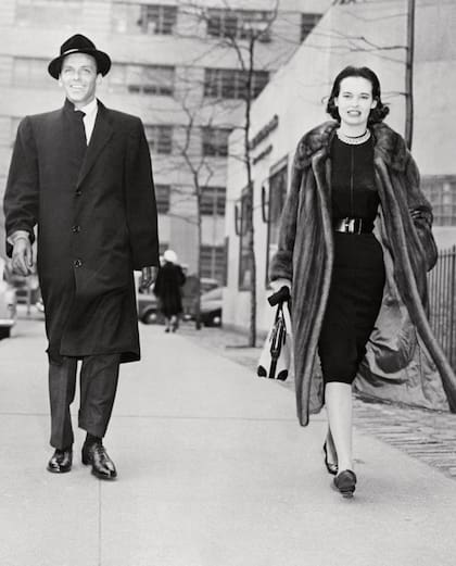 Paseando con Frank Sinatra por Nueva York en diciembre de 1954, poco tiempo después de separarse de Stokowski.