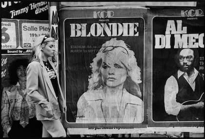Paseando por París durante la gira que Blondie hizo en 1978