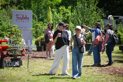 Paseantes en el stand de Van Heden, uno de los espacios más visitados.