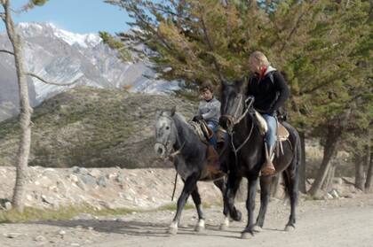 Paseo con su hijo Benjamín en tierra argentina.