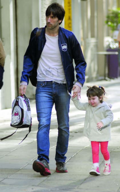 Paseo cotidiano: María Jesús lloriquea al salir del jardín y su papá es el encargado de consolarla.