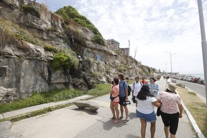 Paseo de los Artesanos, entre Varese y Torreón del Monje, lugar donde hoy por la madrugada un joven de 22 años falleció luego de caer desde la altura