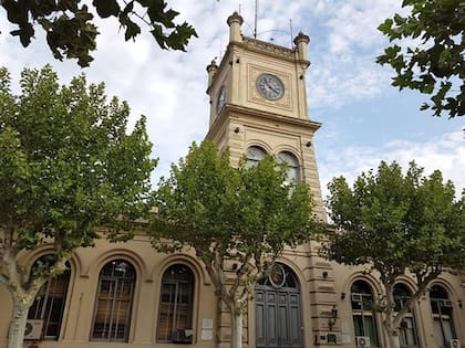 El Palacio Municipal fue inaugurado en 1902, tiene tres jardines con un aljibe y una importante torre que lo destaca de las demás construcciones