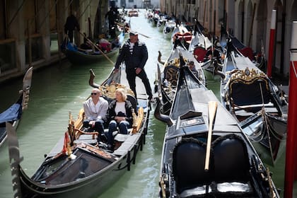 Paseo en góndolas cerca de la Plaza San Marco, en Venecia. (MARCO BERTORELLO / AFP)