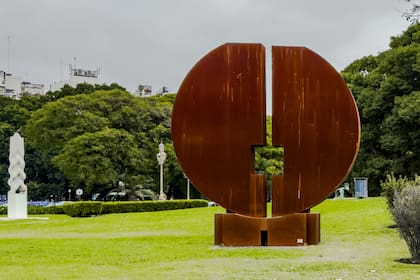 Paseo entre esculturas de visita al Museo Nacional de Bellas Artes