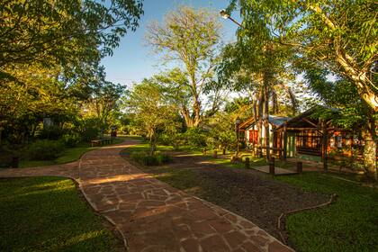 Paseo o calle peatonal construida en 2016. Integra los bares y casas de artesanías al recorrido, entre Lapachos, Timbo, Horqueteros, Ñangapiri y variedad de arbustos y herbáceas transplantadas de los aledaños silvestres.