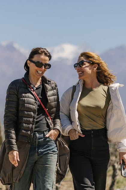 Paseo y risas junto a su socia Dolores González Calderón (será la planner del casamiento de su hija Manuela) por los viñedos de The Vines.