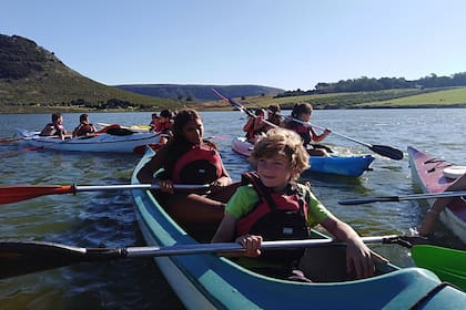 Paseo en kayak, una de las actividades favoritas para los más chicos. En la costa de la laguna se observan carpinchos, nutrias, cisnes, flamencos, patos salvajes, gaviotas y garzas.
