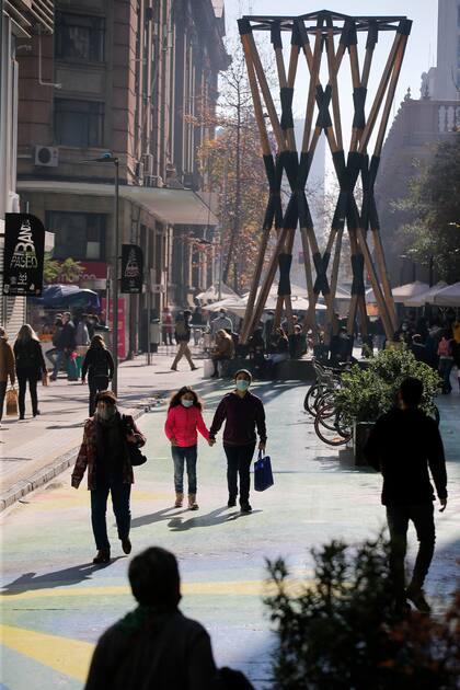 Paseos por una calle de Santiago de Chile (Photo by JAVIER TORRES / AFP)