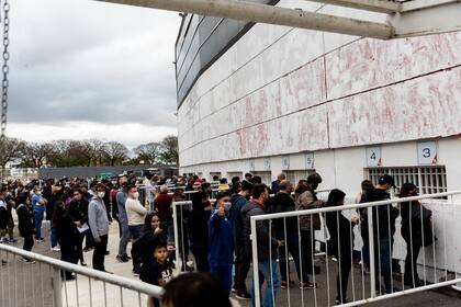 Pasión por la selección: miles de hinchas argentinos esperaron horas en busca de las entradas para el partido del próximo jueves contra Perú