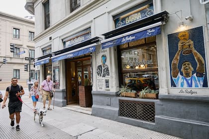 Pasiones argentinas reflejadas en las paredes del bar