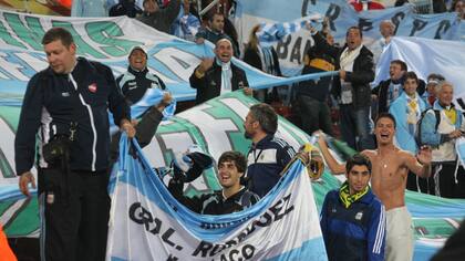 Pasiones en común: fútbol, barras y negocios