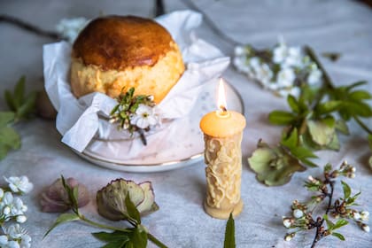 Paska de pan de Pascua ucraniano casero.