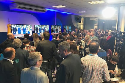 Los periodistas miran la conferencia donde Macri reconoce la derrota mientras esperan recibir datos oficiales