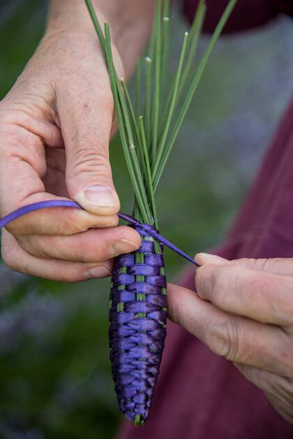 Paso 5 de cómo armar tu propia canasta de lavanda.