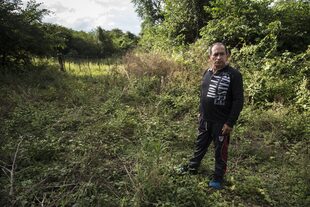 Paso cerrado. Jesús Ledesma tiene problemas para llegar a su campo por las “tranqueras narcos”
