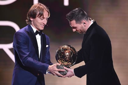 Paso de mando: el momento de la entrega del Balón de Oro de Modric a Messi