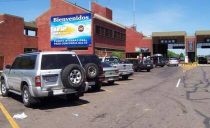 Paso fronterizo entre la ciudad argentina de Concordia y la uruguaya Salto