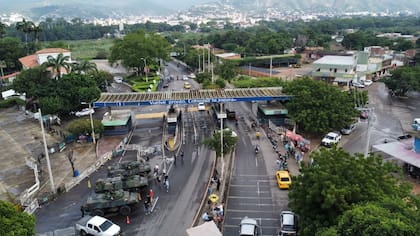 Paso internacional Simón Bolivar. A la derecha hay imágenes de la zona donde hay "trochas", estos son pasos peatonales por donde pasa el contrabando.